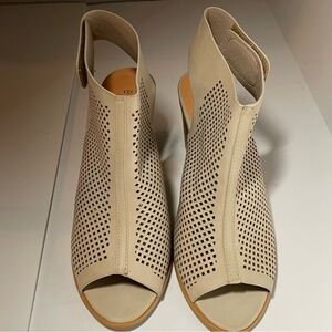 NEW NWOB Elegant Beige, Light Tan Perforated, Chunky Heel, Summer Sandals Sz 7.5